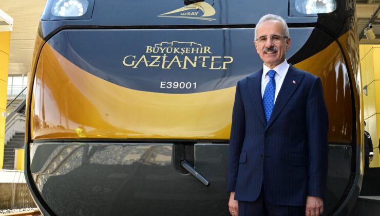 Ulaştırma ve Altyapı Bakanı Uraloğlu: “Dördüncü Milli Banliyö Tren Seti Gaziantep’e Teslim Edildi”