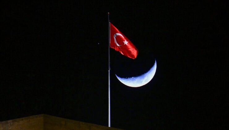 Van Semalarında Görsel Şölen: 2025 Yılının Son Hilal Manzarası Mest Etti