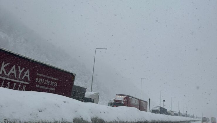 Düzce-Bolu İstikametinde Kar Engeli: Trafik Durma Noktasına Geldi
