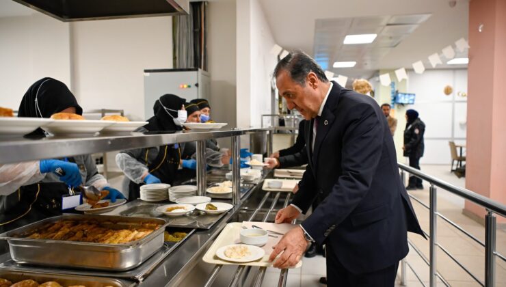 Yalova Valisi Ahmet Hamdi Usta, KYK Yurdunda Gençlerle Bir Araya Geldi