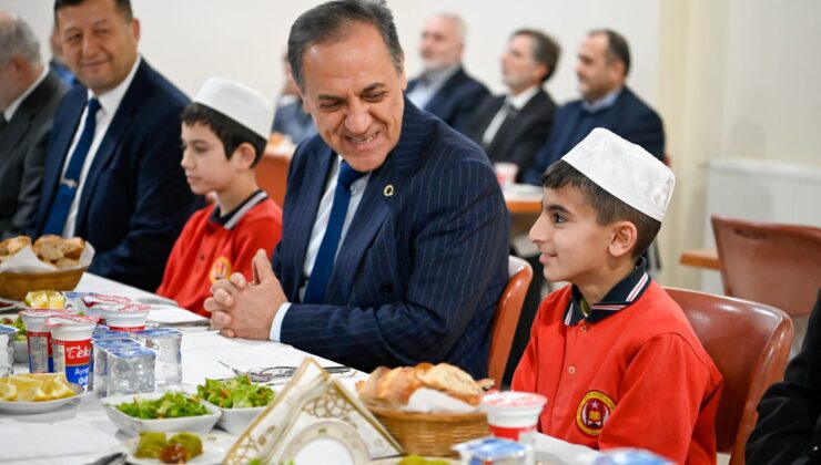 Yalova Valisi Dr. Ahmet Hamdi Usta ve İlyas Yılmaztürk Gençlerle Buluştu