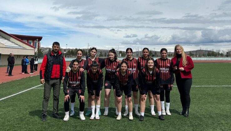 Kağızmanlı Genç Kız Futbolculardan Gururlandıran Başarı