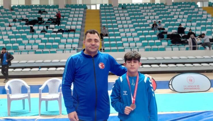 Erzincanlı Milli Güreşçi Anzor Yasin, Türkiye Üçüncüsü Oldu