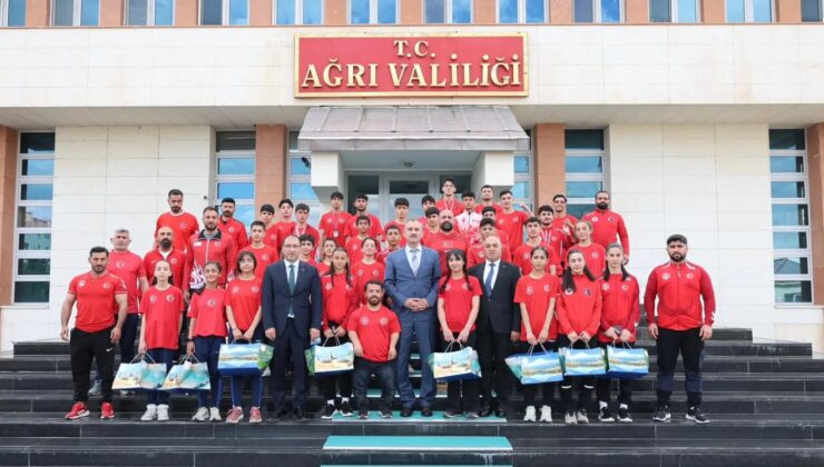 Vali Dr.Önder BOZKURT, ili başarıyla temsil eden 32 sporcu ve antrenörlerini makamında ağırladı.