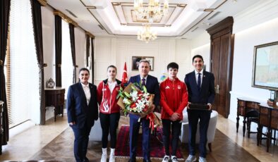 İzmir Valisi Süleyman Elban Genç Sporcuları Makamında Kabul Etti