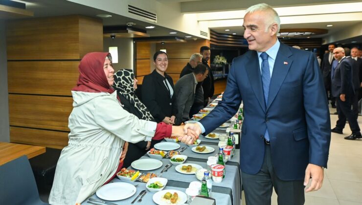 Kültür ve Turizm Bakanı Mehmet Nuri Ersoy Antalya’da AK Parti Teşkilat Mensuplarıyla Bir Araya Geldi