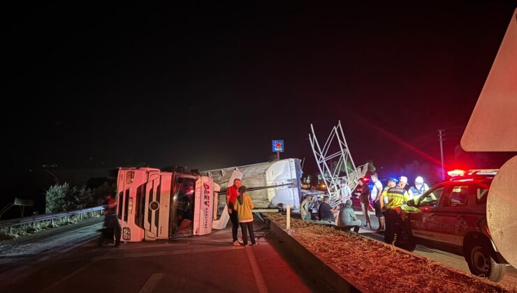 İzmir’de damperini açık unutan TIR tabelaya çarpıp devrildi: 1 yaralı
